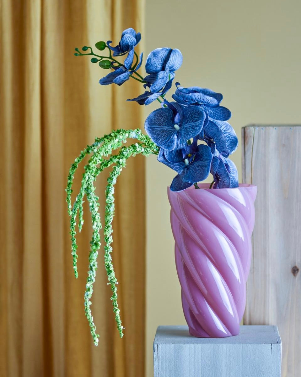Callo vase i rosa glass – munnblåst designvase med elegant spiralform fra Bloomingville