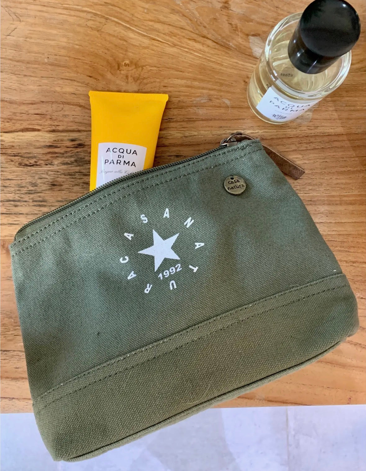 Casa Natura Laurent LA09 – Liten toalettveske i military green. Sendes fra Spania 24. juli