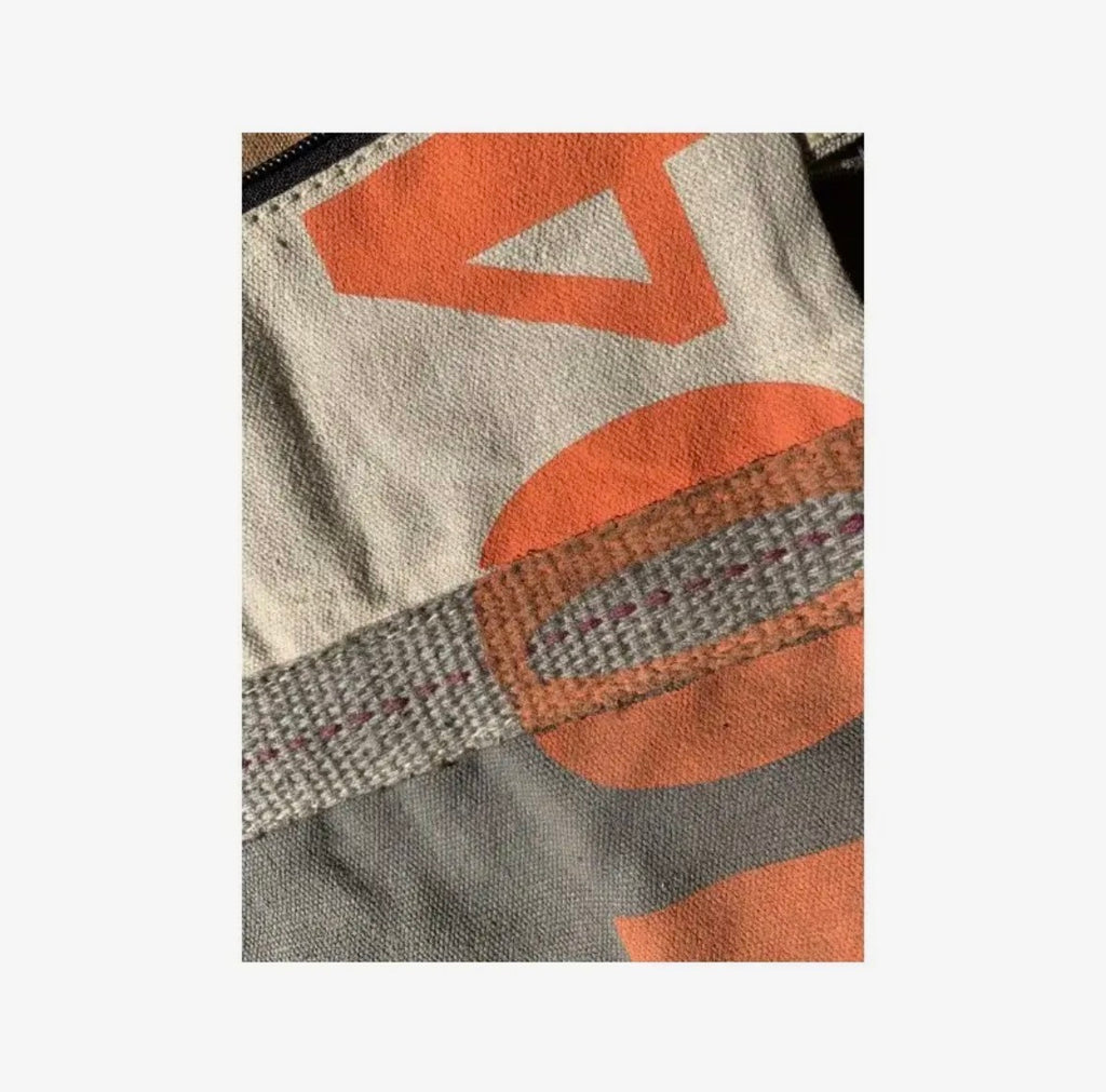 Megan – Håndlaget clutch med avtakbar håndleddsrem. Sendes fra Spania 24. juli