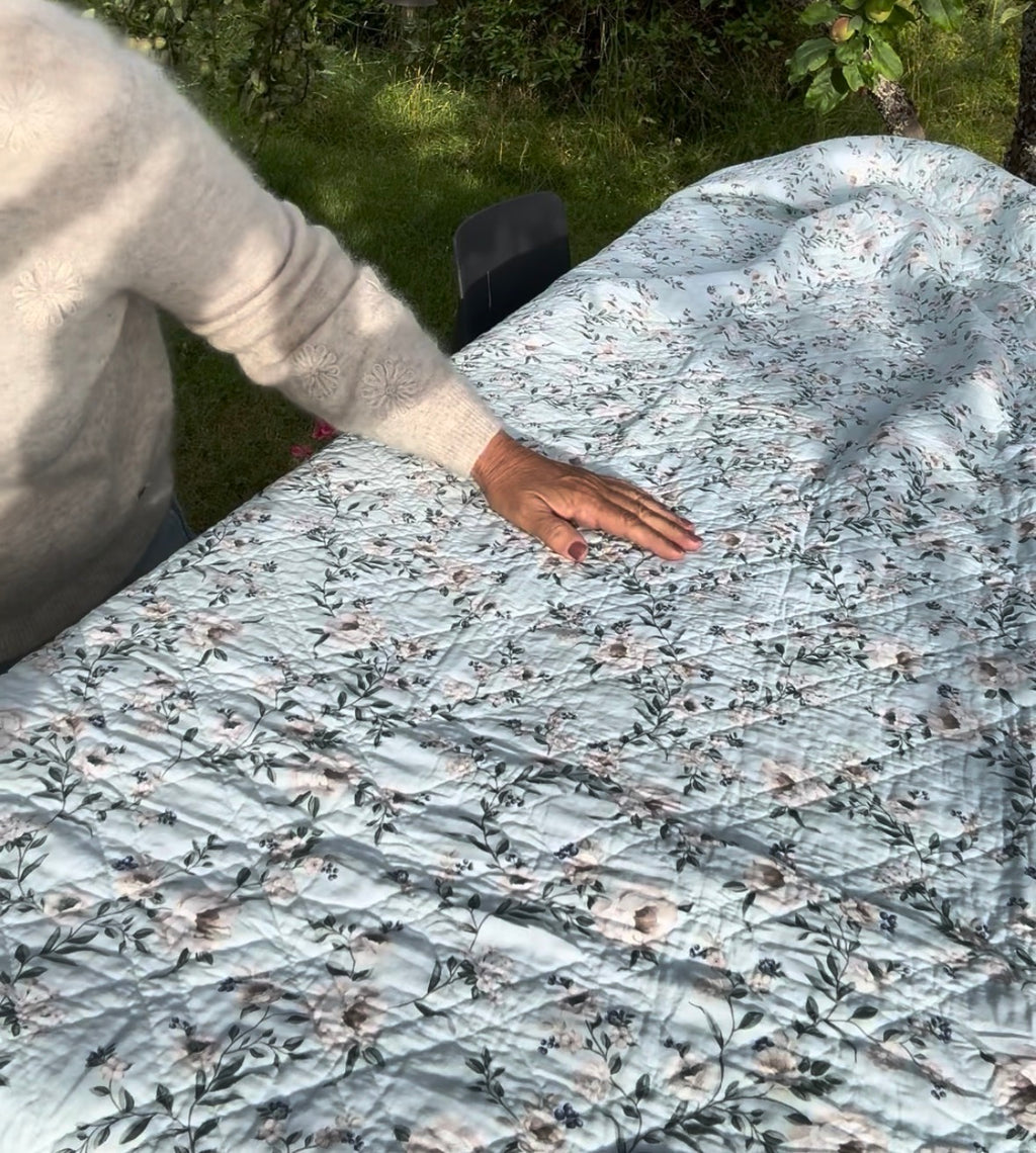 Sengeteppe Philippa – lys blå 180 × 230 cm