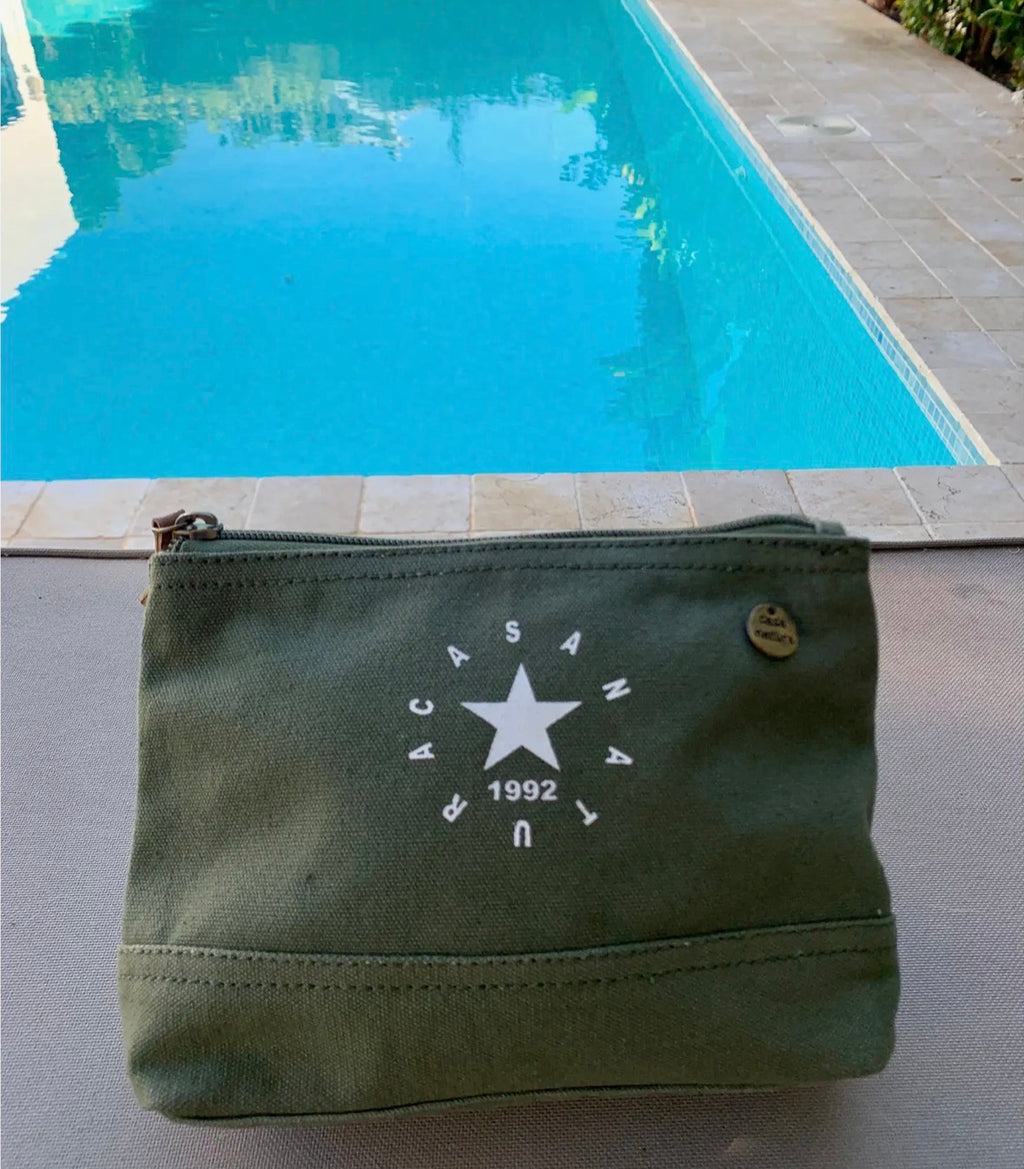 Casa Natura Laurent LA09 – Liten toalettveske i military green. Sendes fra Spania 24. juli