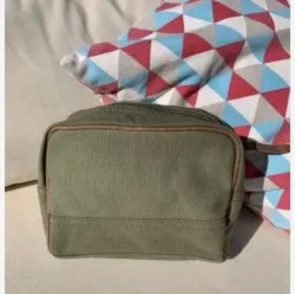 Casa Natura Grover GR08 – Liten toalettveske i military green. Sendes fra Spania 24. juli