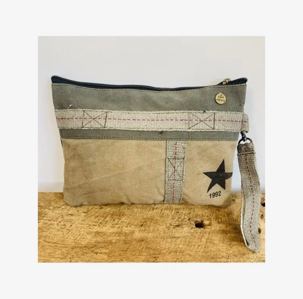 Libby crossbodyveske i resirkulert canvas. Sendes fra Spania 2. juli. Kan bestilles nå.