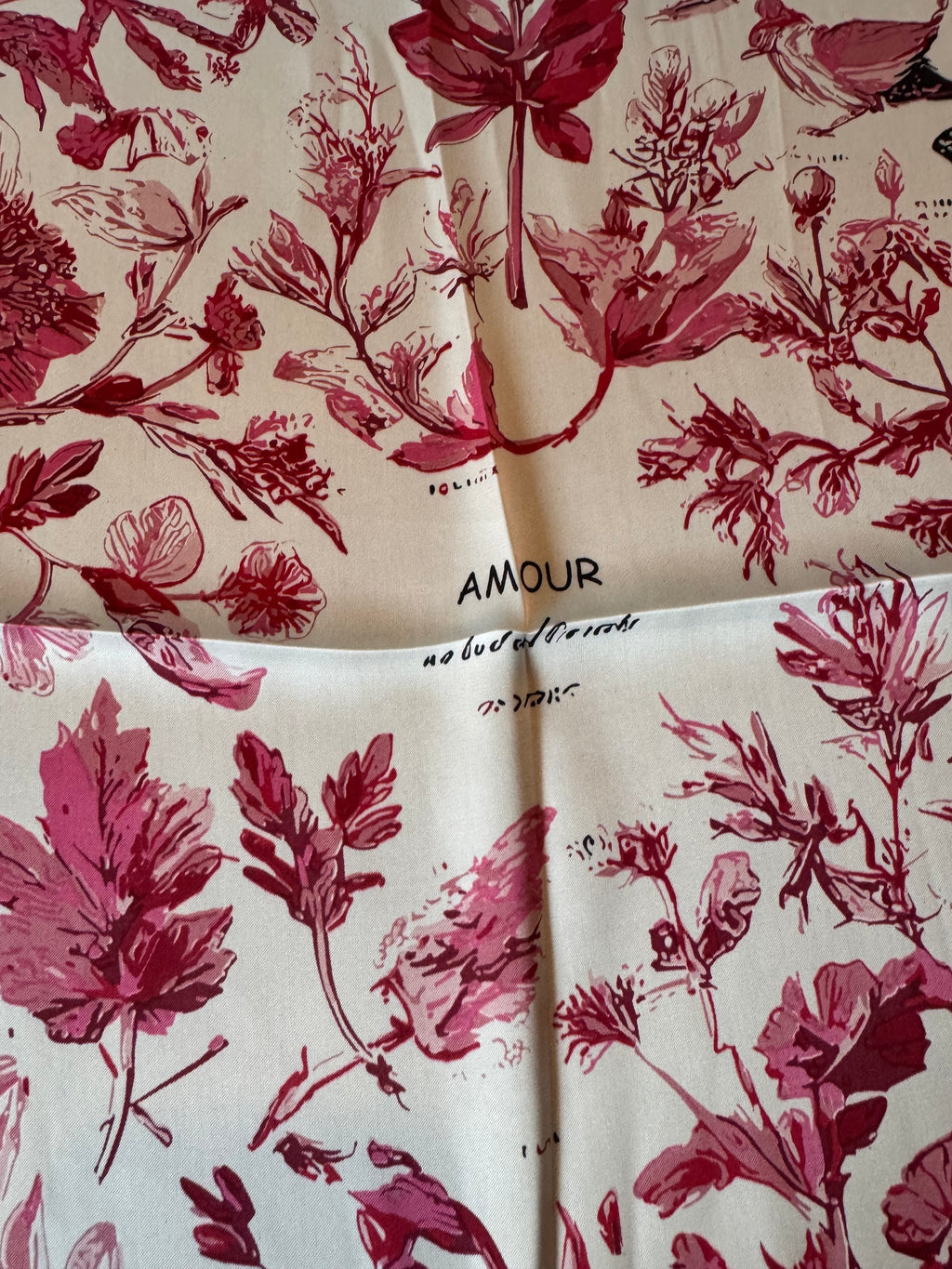 Botanisk skjerf i silkefølelse – Fuchsia 70 x 70 cm