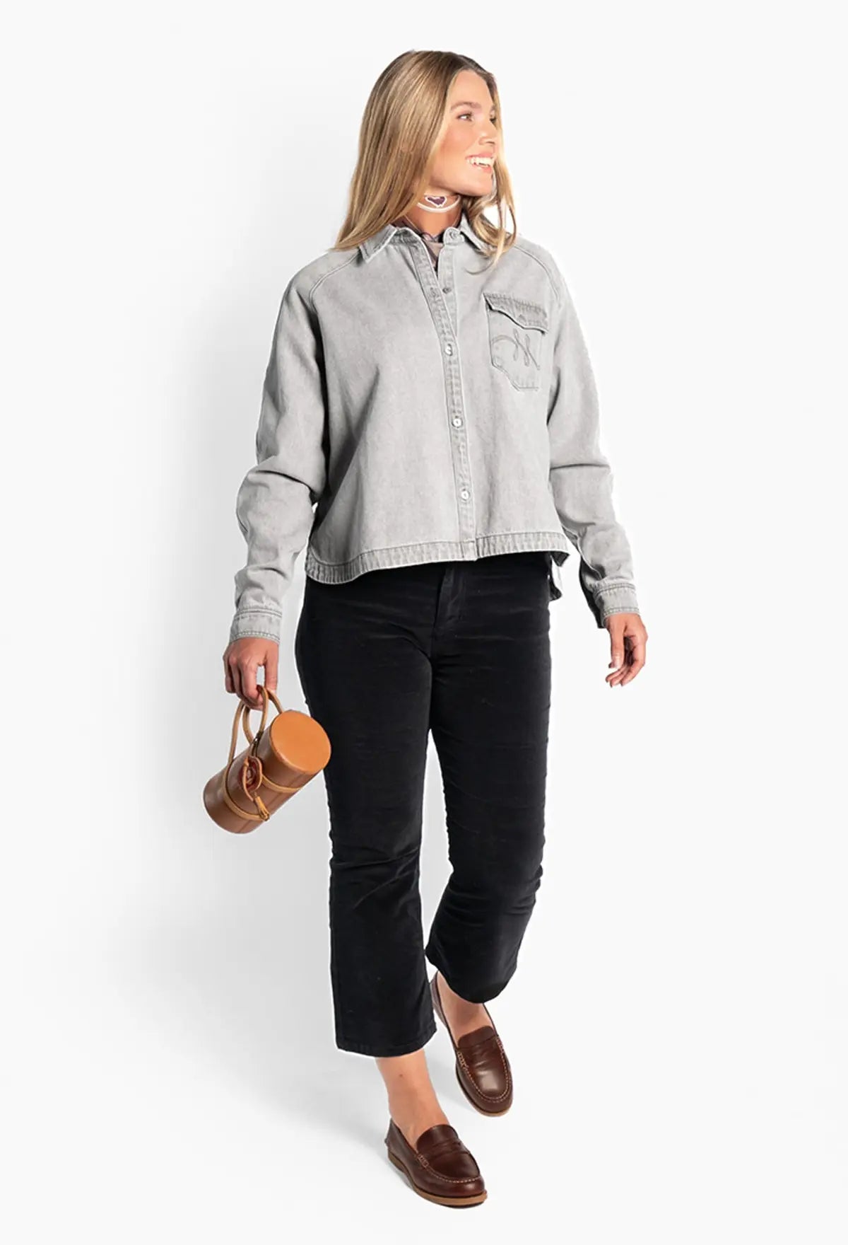 HÉST Arya Denim Shirt – Tidløs denimskjorte i lys gråvasket denim