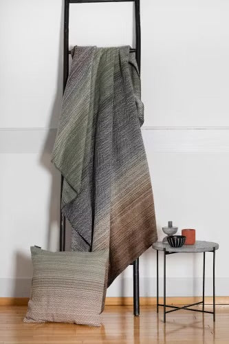 David Fussenegger Herringbone pledd – grønntoner 150 × 200 cm. Sendes fra Østerrike 6. august