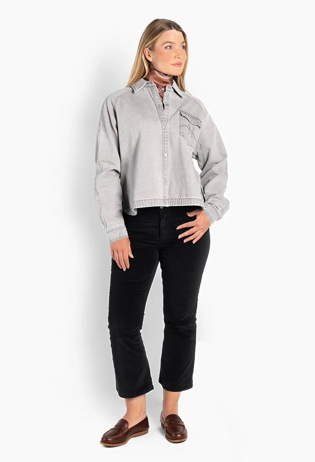 HÉST Arya Denim Shirt – Tidløs denimskjorte i lys gråvasket denim