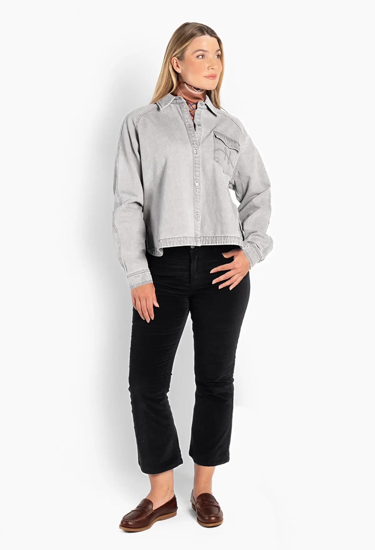 HÉST Arya Denim Shirt – Tidløs denimskjorte i lys gråvasket denim