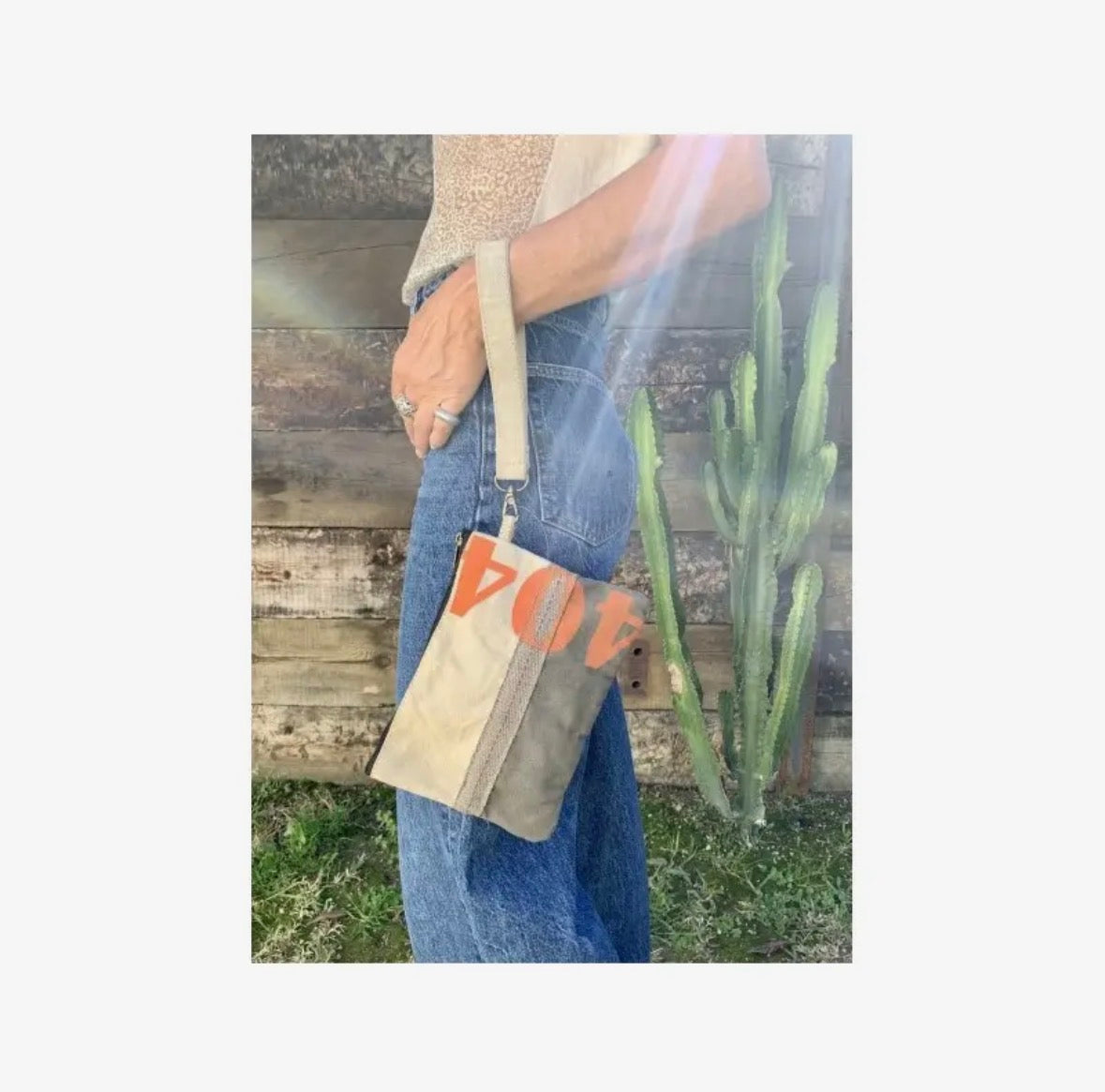 Megan – Håndlaget clutch med avtakbar håndleddsrem. Sendes fra Spania 24. juli