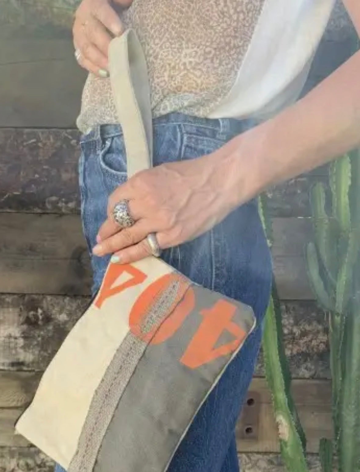 Megan – Håndlaget clutch med avtakbar håndleddsrem. Sendes fra Spania 24. juli