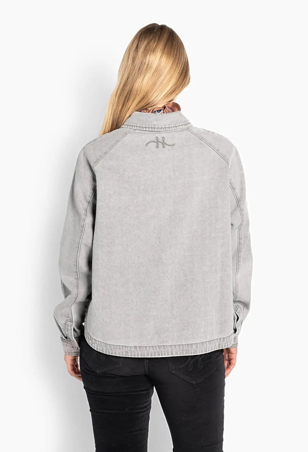 HÉST Arya Denim Shirt – Tidløs denimskjorte i lys gråvasket denim