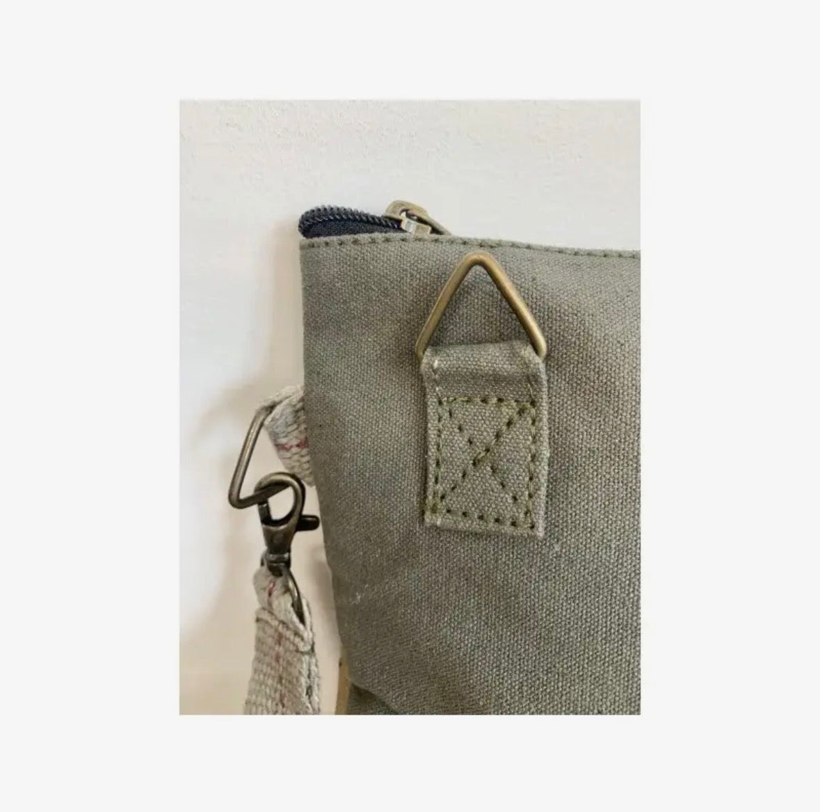 Libby crossbodyveske i resirkulert canvas. Sendes fra Spania 2. juli. Kan bestilles nå.