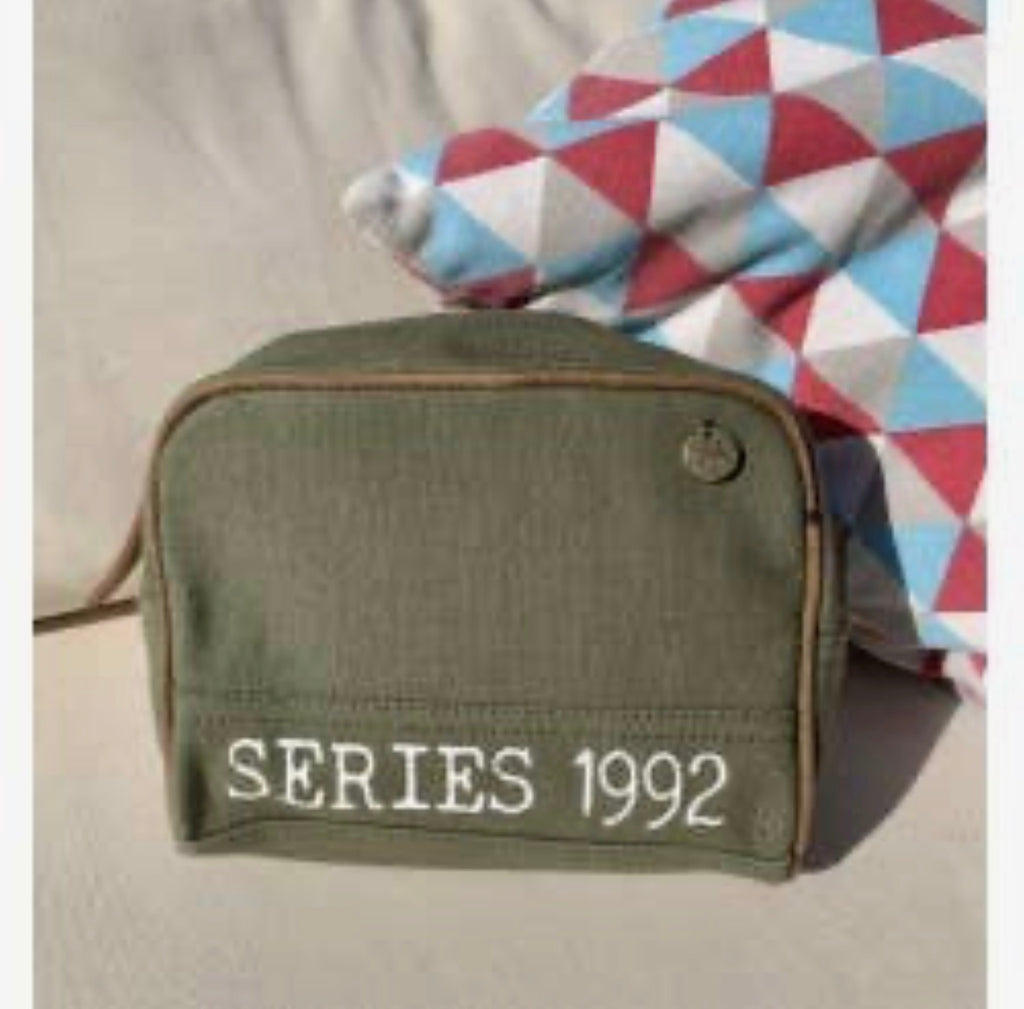 Casa Natura Grover GR08 – Liten toalettveske i military green. Sendes fra Spania 24. juli