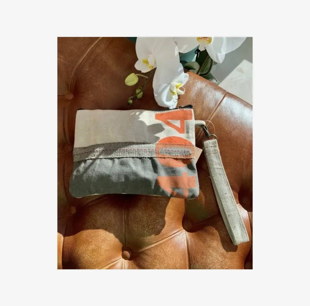 Megan – Håndlaget clutch med avtakbar håndleddsrem. Sendes fra Spania 24. juli