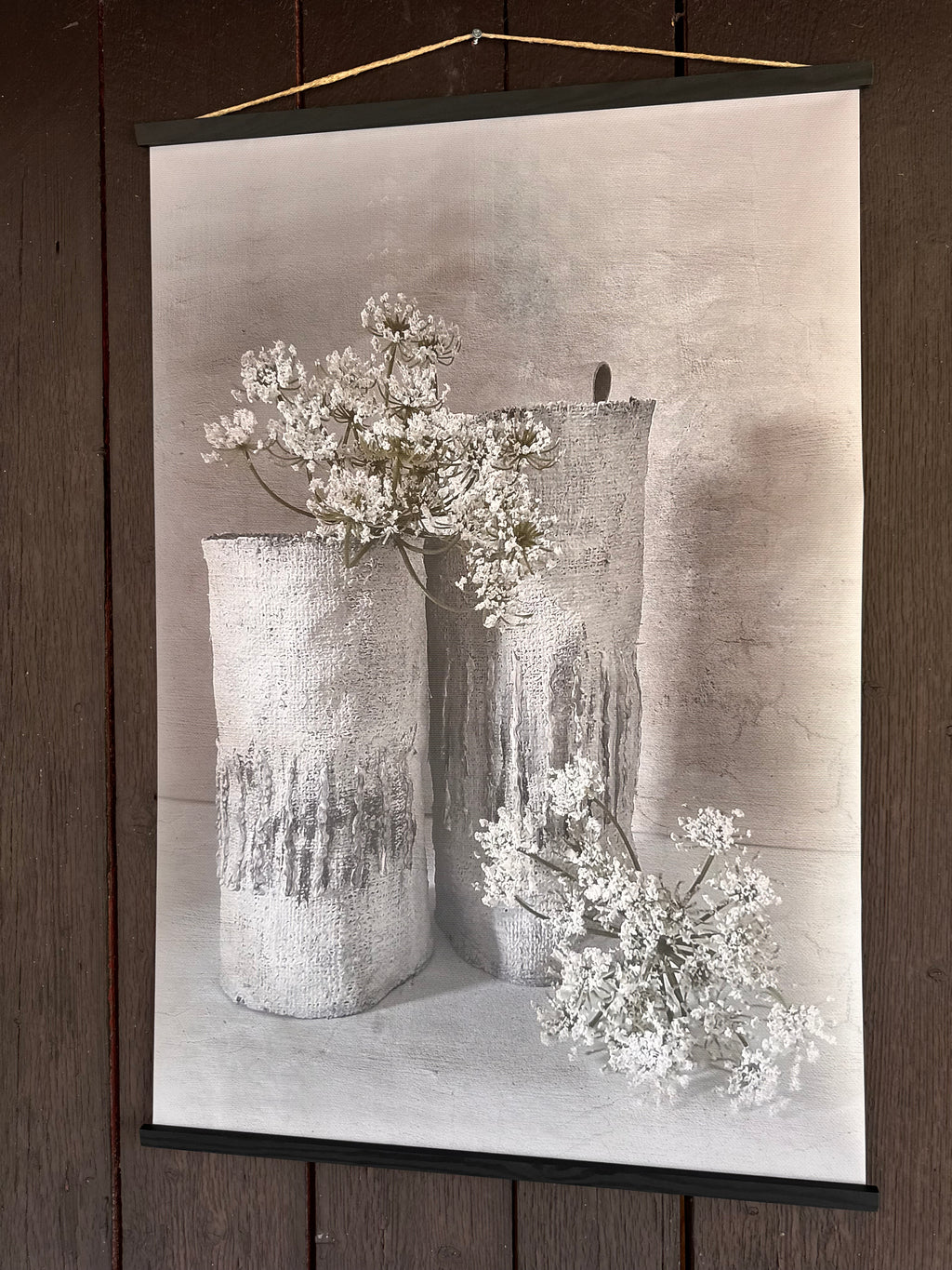 Dekorativt hagebilde krukker og hortensia