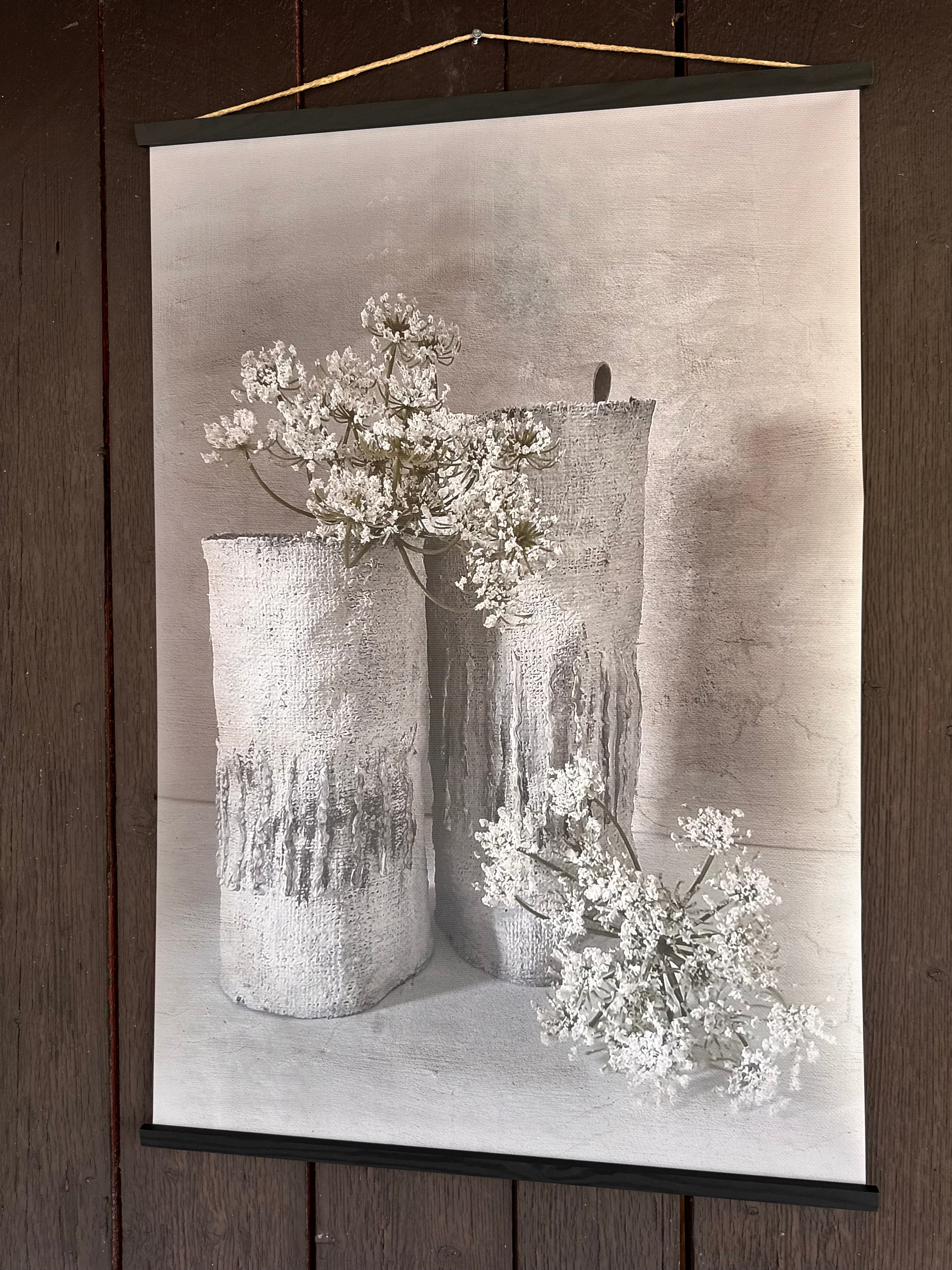 Dekorativt hagebilde krukker og hortensia