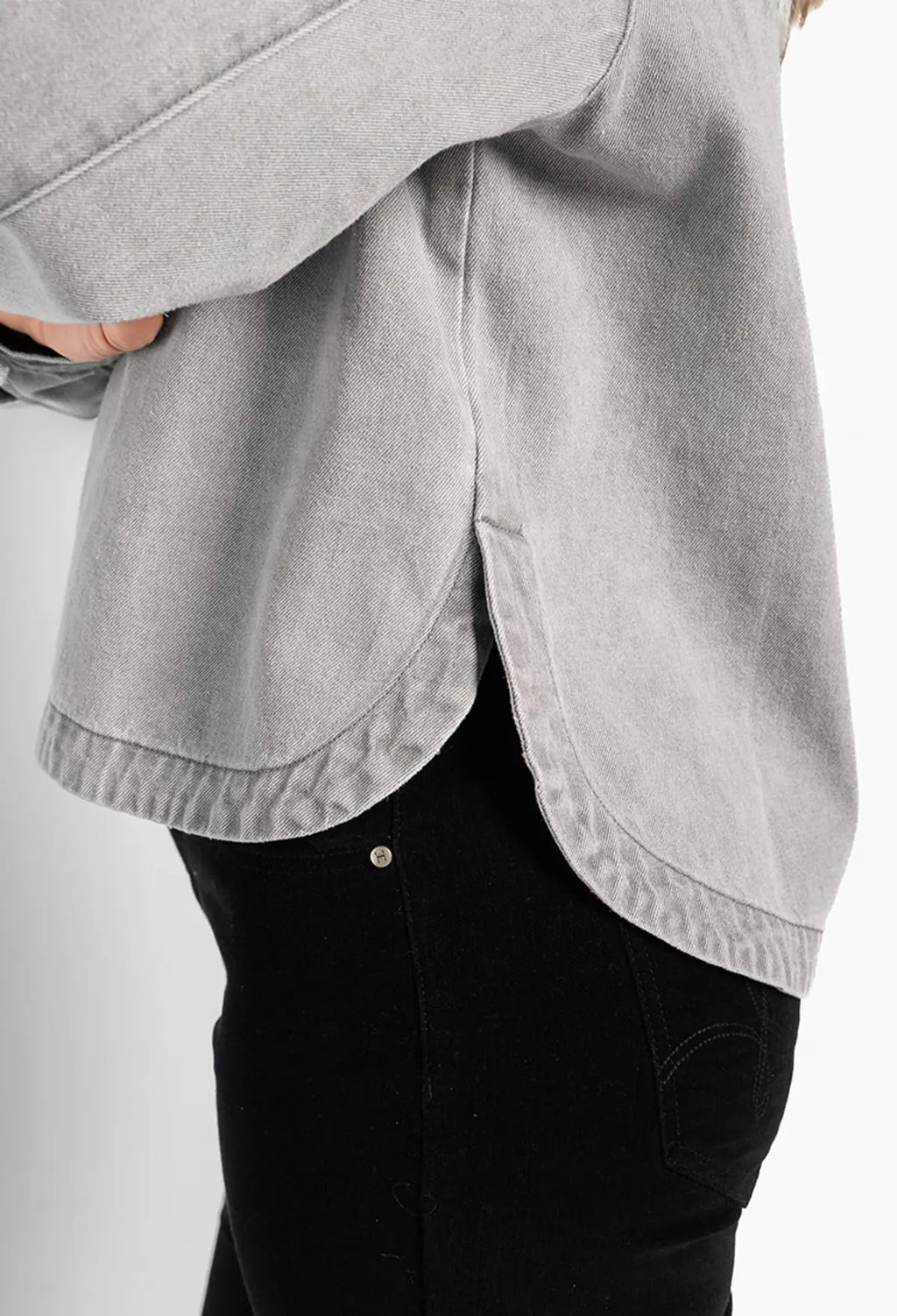 HÉST Arya Denim Shirt – Tidløs denimskjorte i lys gråvasket denim