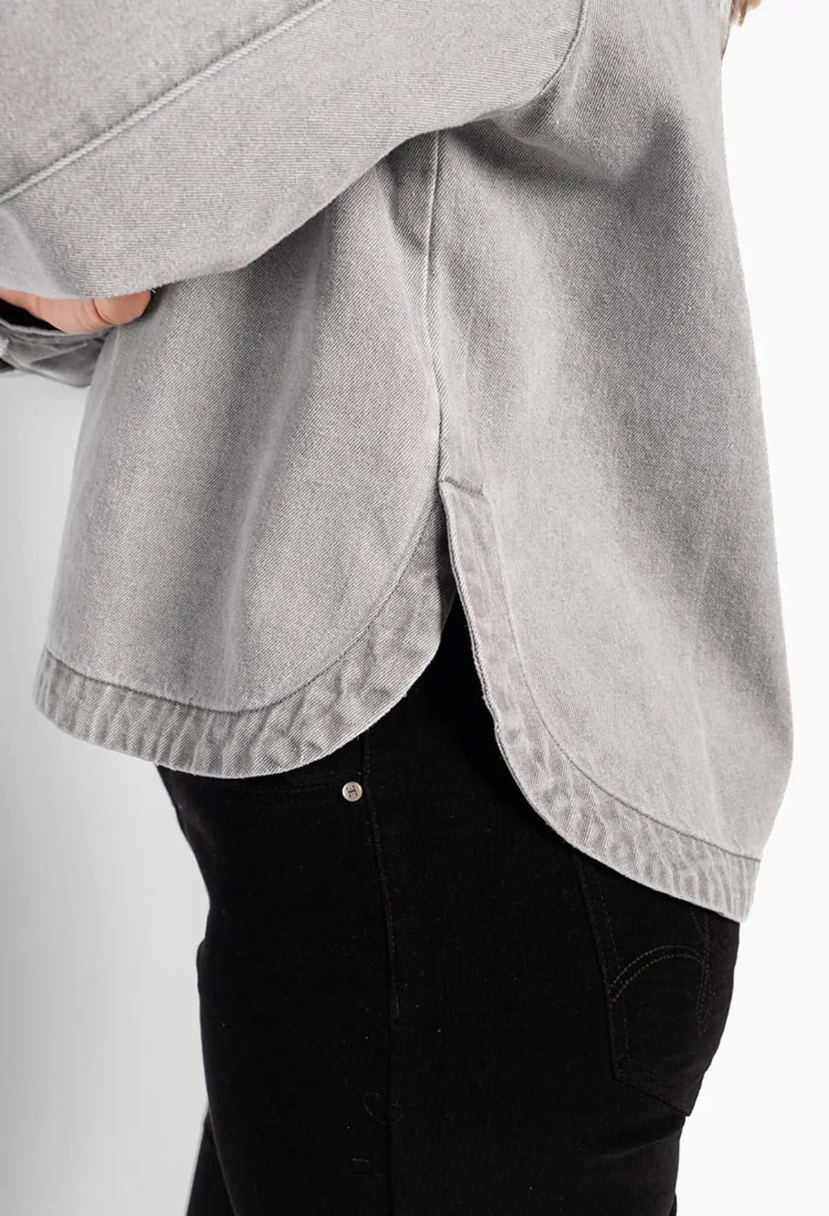 HÉST Arya Denim Shirt – Tidløs denimskjorte i lys gråvasket denim