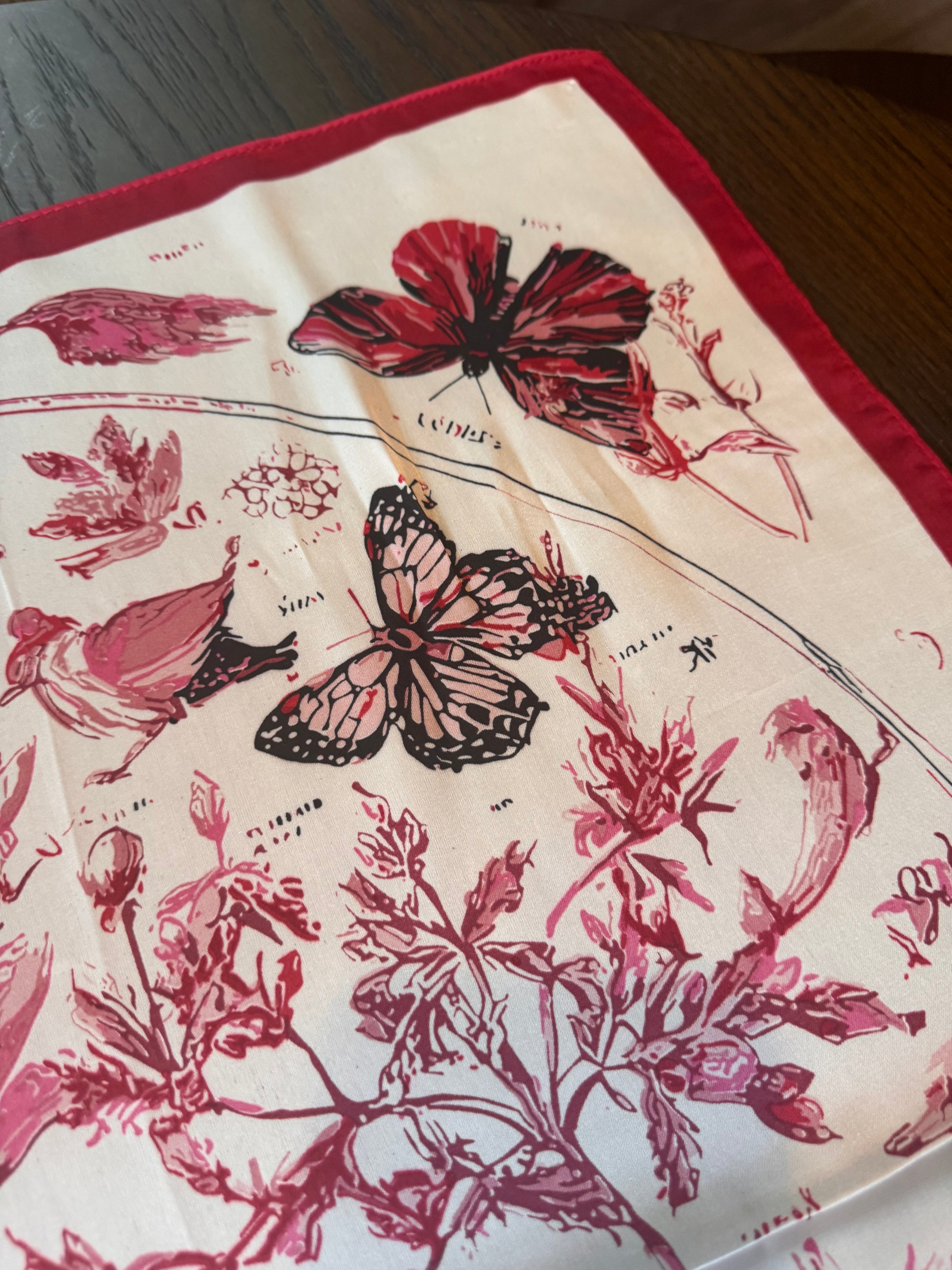 Botanisk skjerf i silkefølelse – Fuchsia 70 x 70 cm