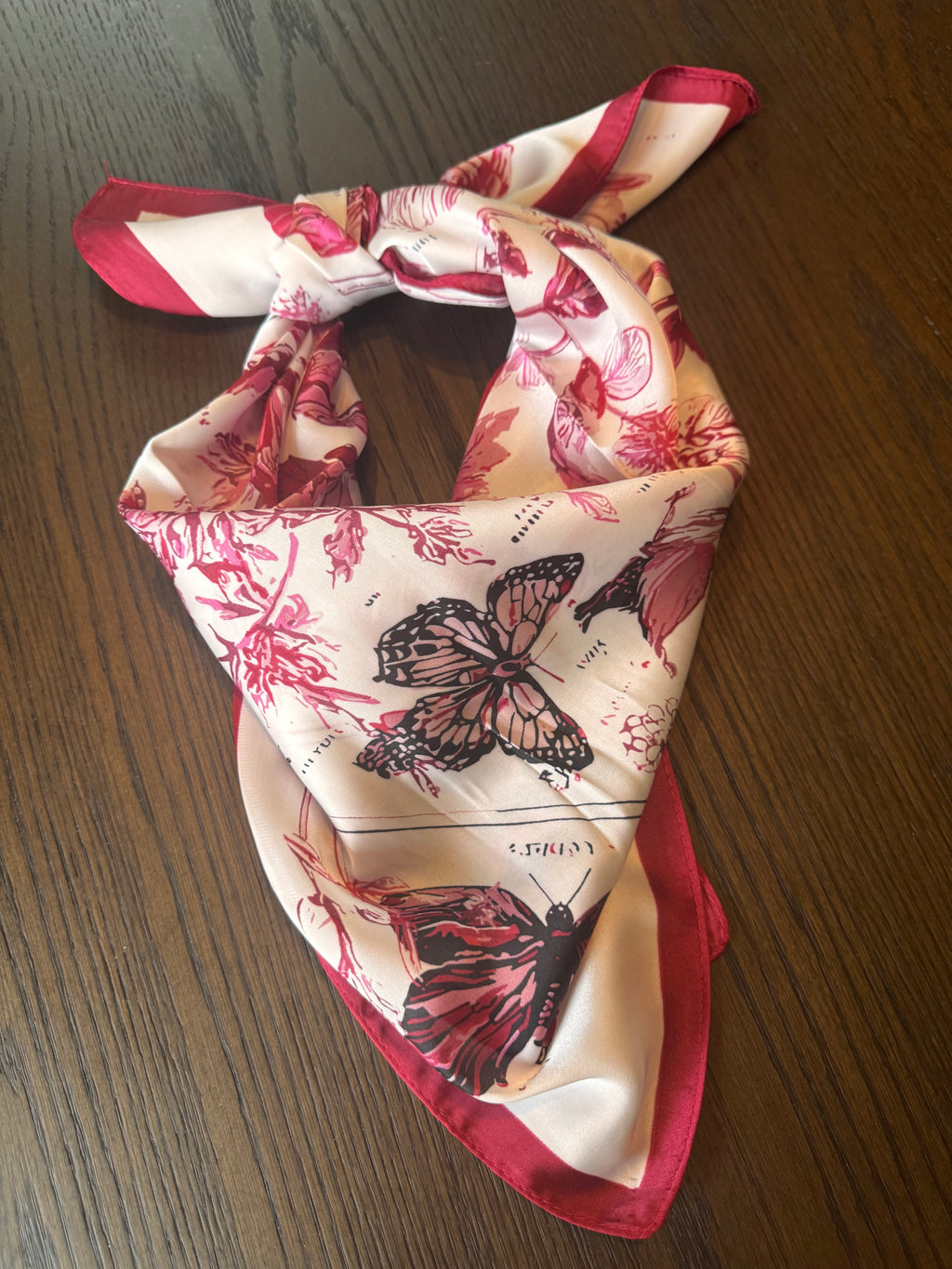 Botanisk skjerf i silkefølelse – Fuchsia 70 x 70 cm