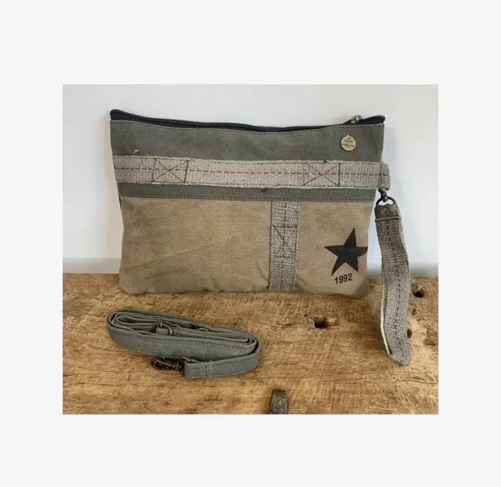 Libby crossbodyveske i resirkulert canvas. Sendes fra Spania 2. juli. Kan bestilles nå.