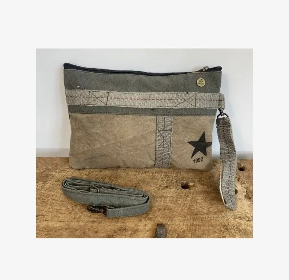 Libby crossbodyveske i resirkulert canvas. Sendes fra Spania 2. juli. Kan bestilles nå.