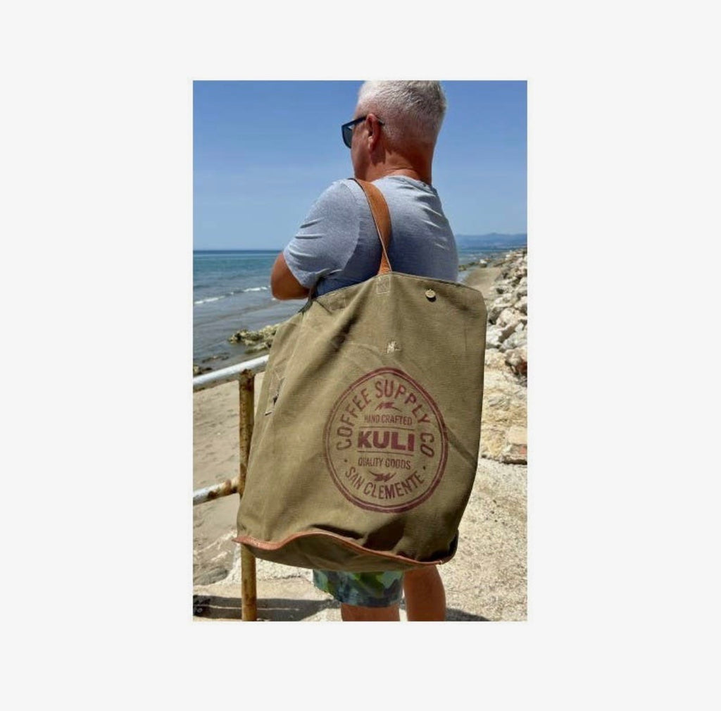 Retro Beach Bag – Håndlaget veske i resirkulert militærcanvas. Sendes fra Spania 24. juli.