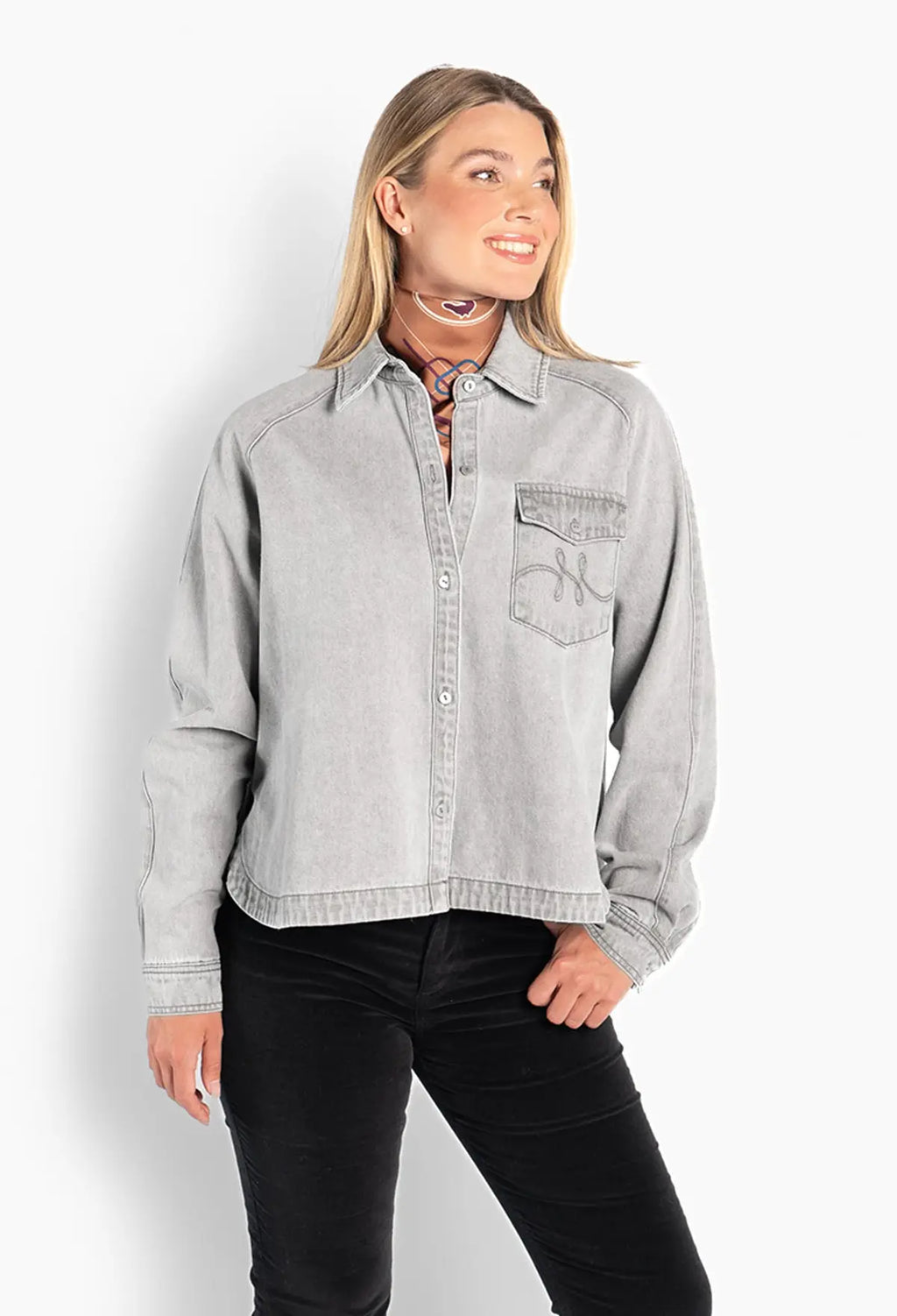HÉST Arya Denim Shirt – Tidløs denimskjorte i lys gråvasket denim