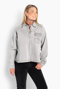 HÉST Arya Denim Shirt – Tidløs denimskjorte i lys gråvasket denim