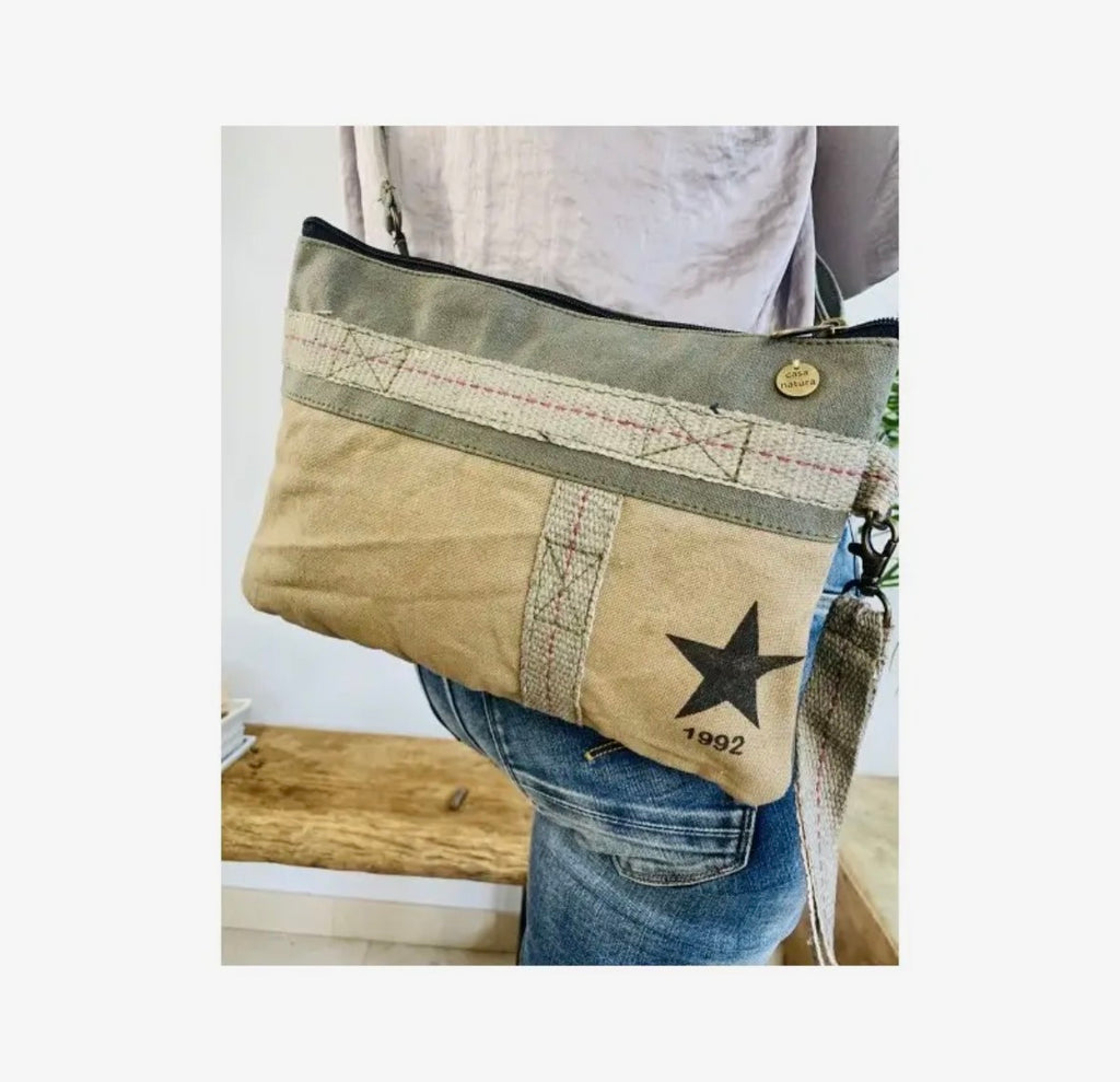 Libby crossbodyveske i resirkulert canvas. Sendes fra Spania 2. juli. Kan bestilles nå.