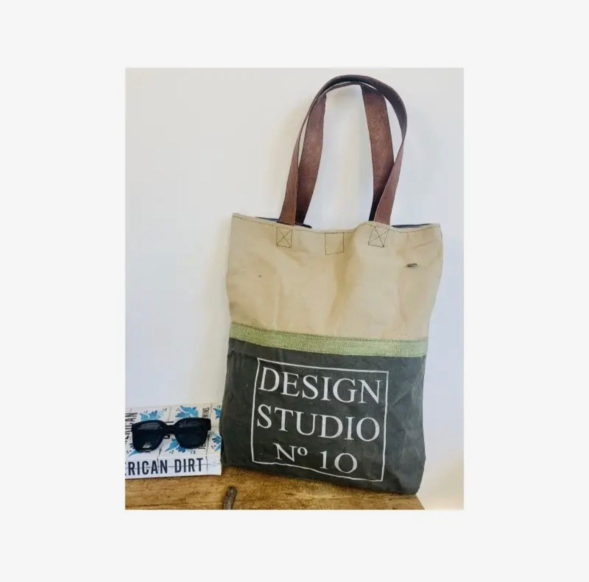 Canvasveske Studio No. 10 med skinnhåndtak. Sendes fra Spania 2. juli. Kan bestilles nå.