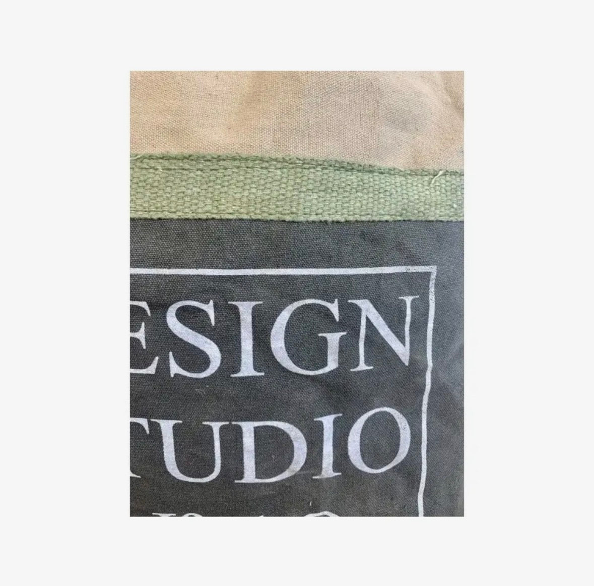 Canvasveske Studio No. 10 med skinnhåndtak. Sendes fra Spania 2. juli. Kan bestilles nå.