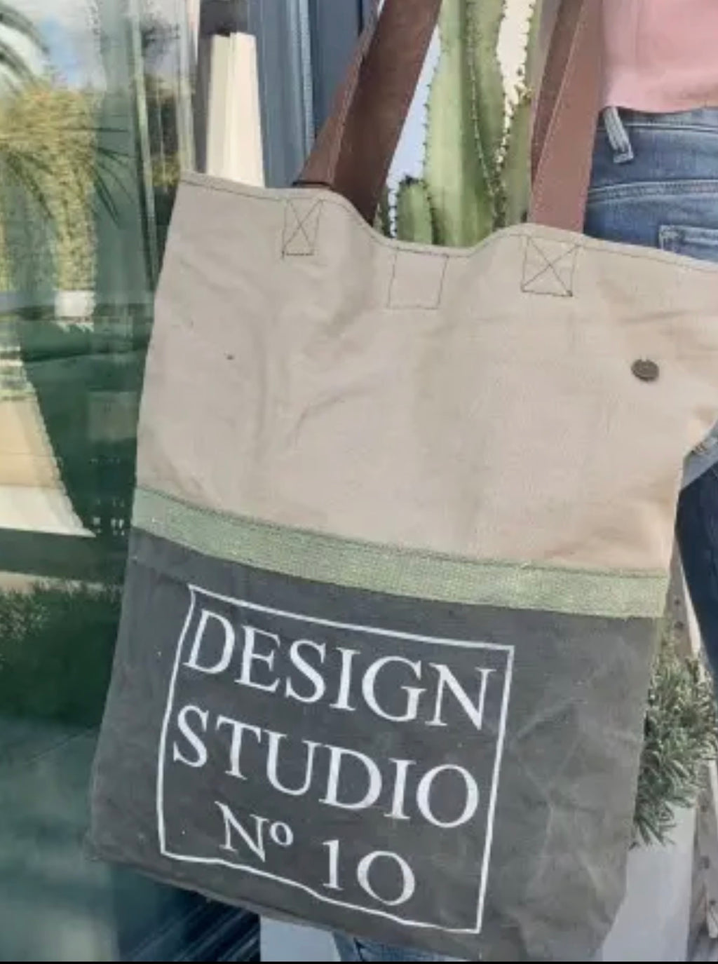 Canvasveske Studio No. 10 med skinnhåndtak. Sendes fra Spania 2. juli. Kan bestilles nå.