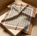 Kløverskjerf 70 x 70 cm – Beige & Brun