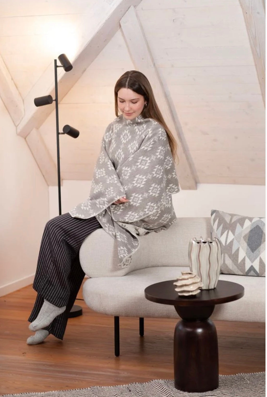 SILVRETTA Poncho-pledd «Aztec» – Taupe. Leveringsdato kommer.