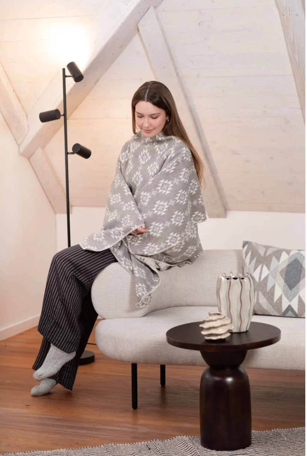 SILVRETTA Poncho-pledd «Aztec» – Taupe. Leveringsdato kommer.