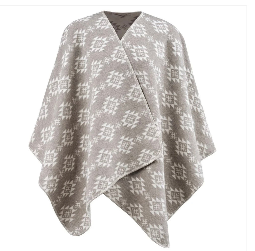 SILVRETTA Poncho-pledd «Aztec» – Taupe. Leveringsdato kommer.