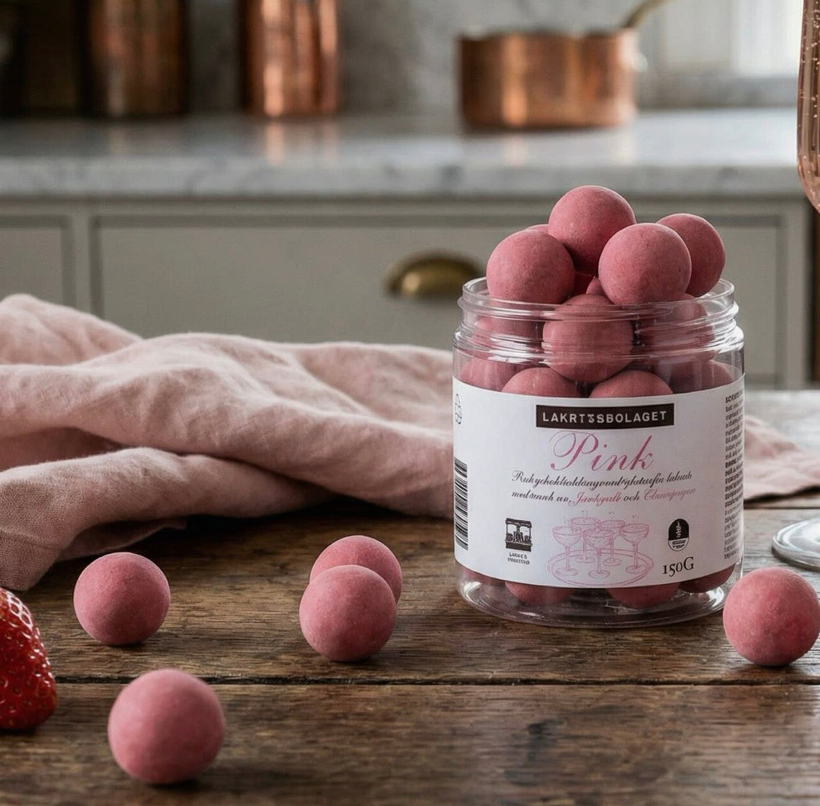 Pink Champagne – Lakris med jordbær & champagne. Sendes fra Sverige 2. juli. Kan bestilles nå.
