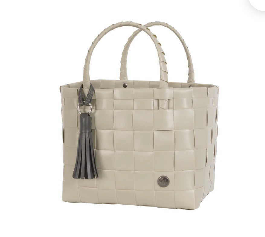 Mini Paris – håndlaget mini shopper i resirkulert plast. Pale grey. Kan bestilles. Forventet inn, innen 5. juli.