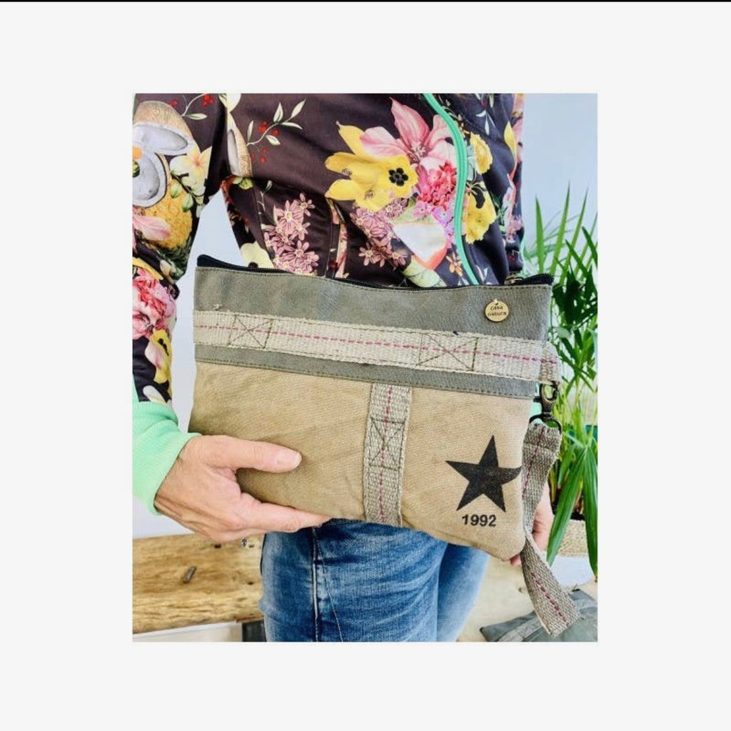 Libby crossbodyveske i resirkulert canvas. Sendes fra Spania 2. juli. Kan bestilles nå.