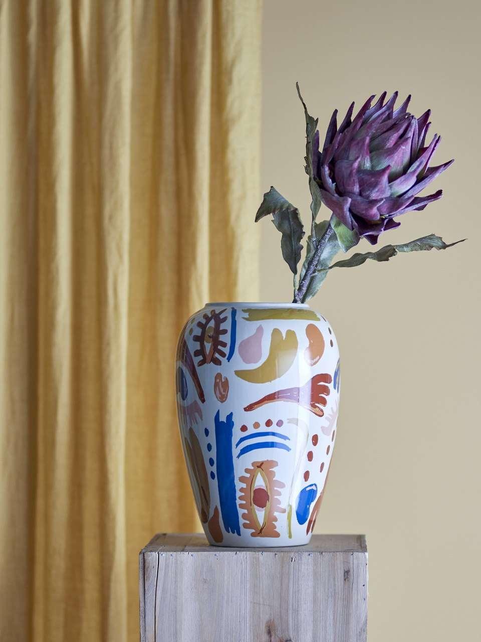 Horus vase i stentøy – stor dekorativ vase med kunstnerisk uttrykk fra Bloomingville.