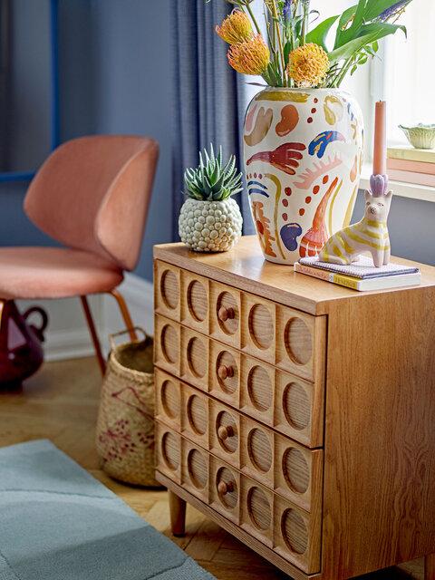 Horus vase i stentøy – stor dekorativ vase med kunstnerisk uttrykk fra Bloomingville.