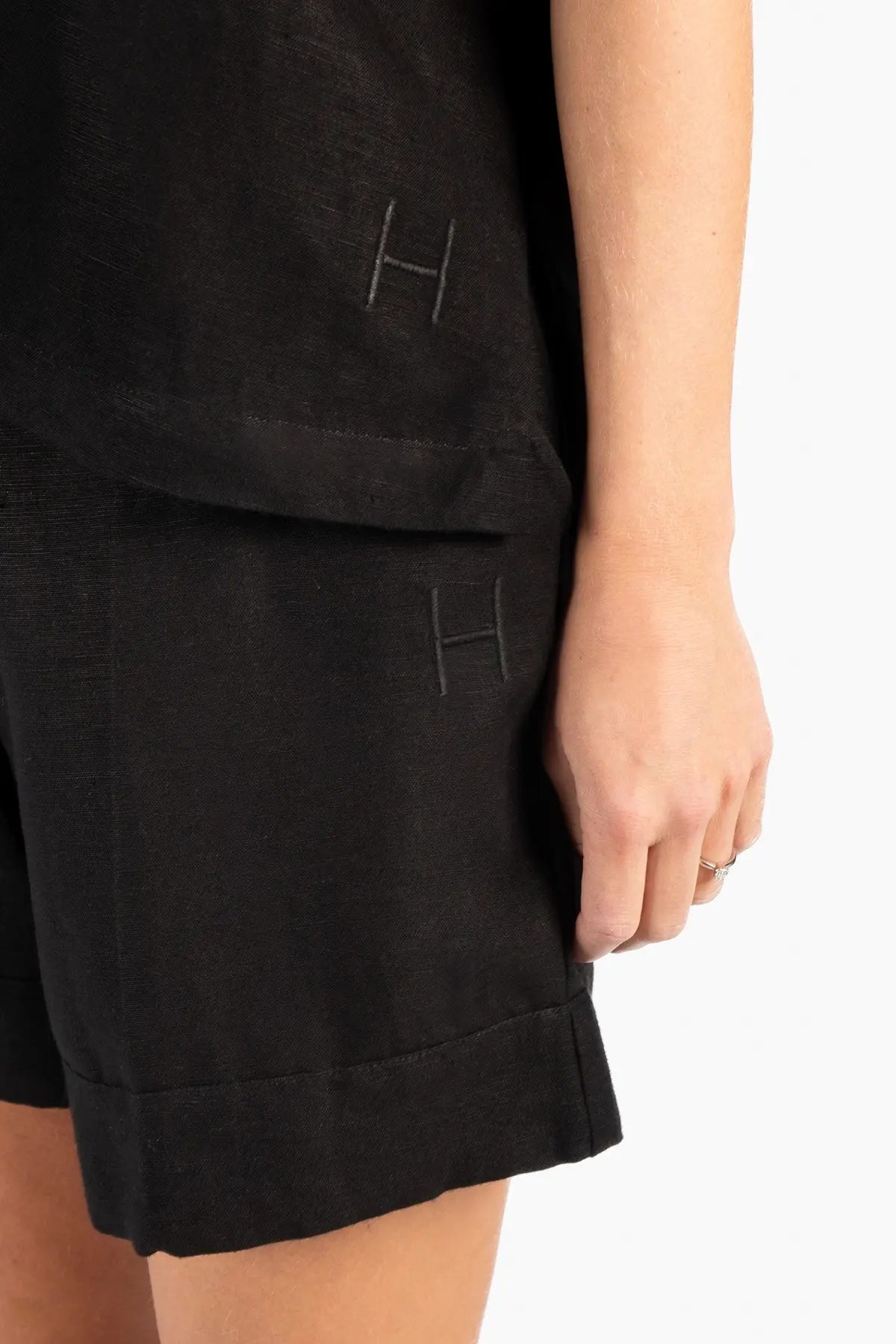 Simone Top – enkel eleganse i naturlige materialer