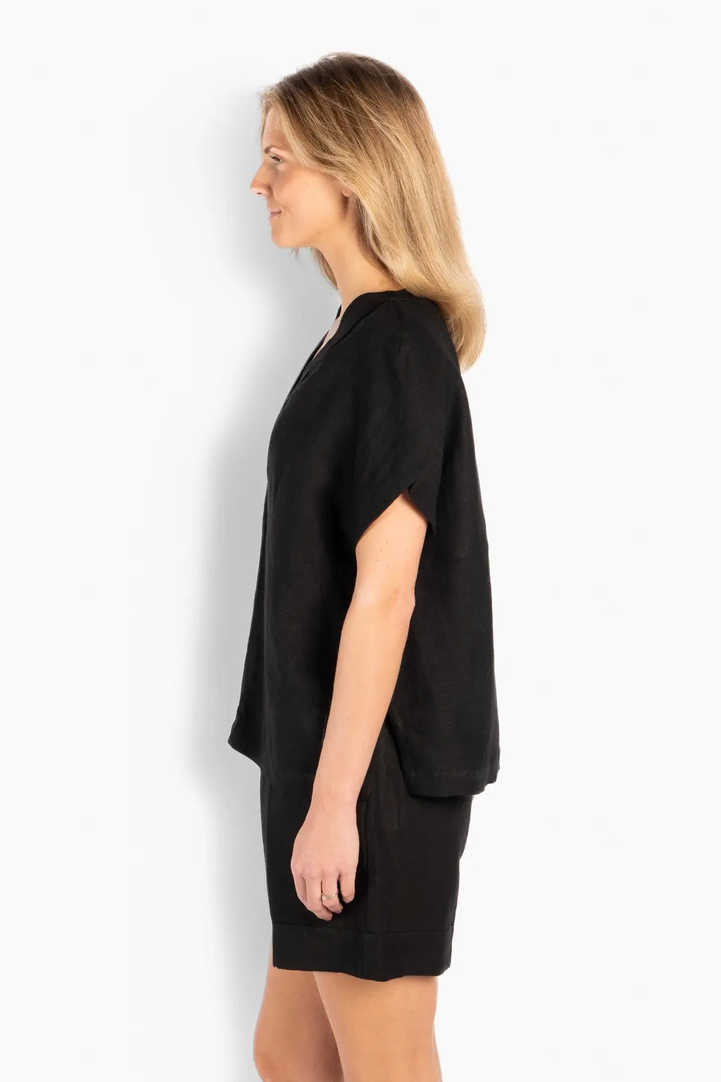 Simone Top – enkel eleganse i naturlige materialer