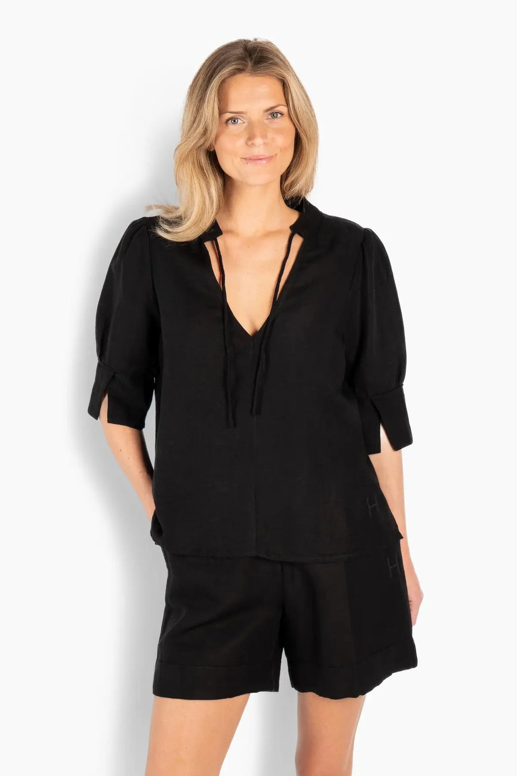Tilly Bluse – luftig eleganse i naturlige materialer sort