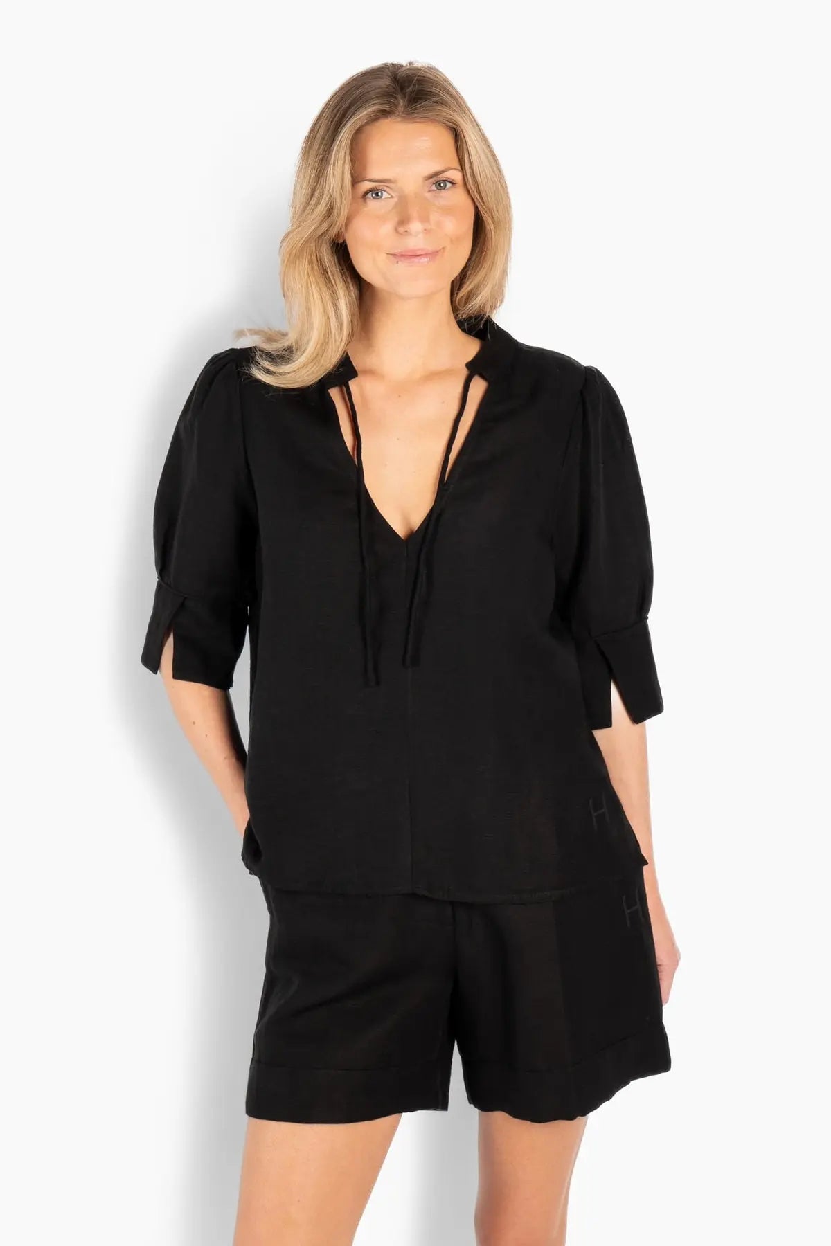 Tilly Bluse – luftig eleganse i naturlige materialer sort
