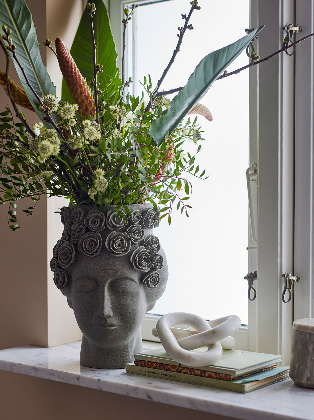 Akira vase i grått stentøy – kunstnerisk og elegant designvase fra Bloomingville