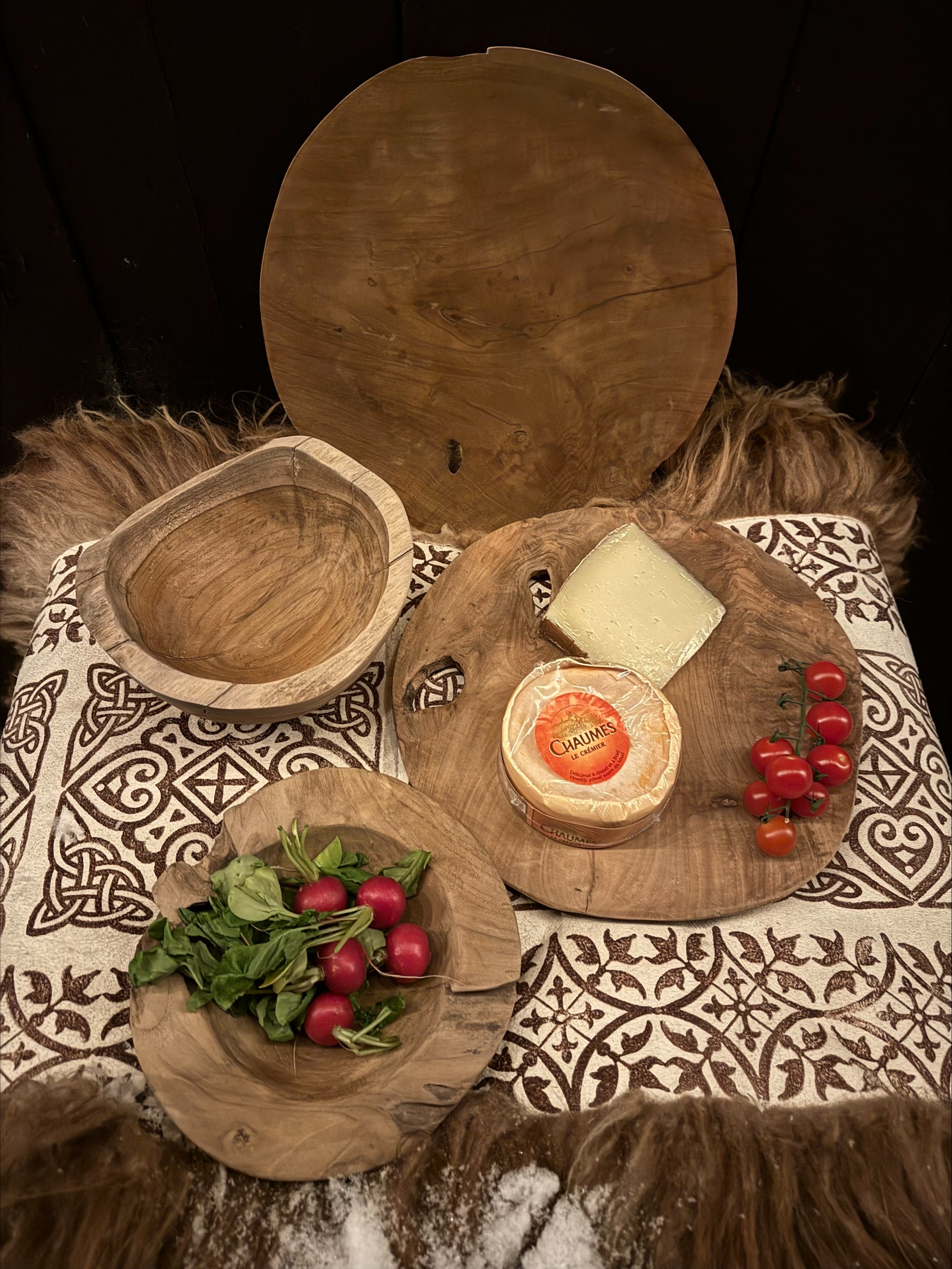 Rundt fat i teak Ø30 - naturlig eleganse til bordet